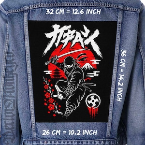 Peut inclure: Un patch noir avec un motif de ninja, mesurant 26 cm sur 36 cm, est fixé sur une veste en jean. Le ninja est représenté avec une épée devant un soleil rouge, avec du texte japonais au-dessus. Le patch présente également une pagode et des fleurs de cerisier.