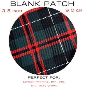 Puede incluir: Un parche redondo en blanco con un patrón de cuadros rojos, verdes, negros y blancos. El parche mide 9,0 cm de diámetro. El texto "BLANK PATCH" está en la parte superior. El texto "PERFECT FOR: SCREEN PRINTING, DTF, DTG, HTV, HAND DRAWN" está en la parte inferior.