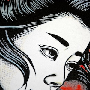 Op de afbeelding: Close-up van een pop-art illustratie van een vrouwen gezicht. Het kunstwerk heeft gedurfde zwarte lijnen, witte huid en vloeiend zwart haar met witte highlights. Rode accenten zijn zichtbaar op de achtergrond.