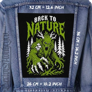 Op de afbeelding: Een blauw spijkerjack met een grote rechthoekige rugpatch met de tekst BACK TO NATURE in het groen. De afbeelding toont een groen boswezen met een gewei en klauwen. De afmetingen zijn 32 cm bij 36 cm bij 26 cm.