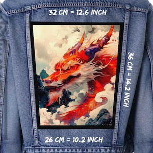 Pode incluir: Casaco de ganga com um grande patch retangular com uma ilustração de um dragão. O dragão é predominantemente vermelho e laranja, contra um fundo de nuvens e montanhas. O patch mede 32 cm por 36 cm.