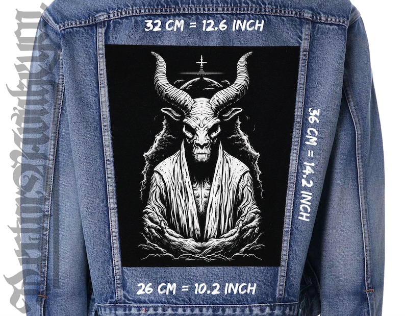 Puede incluir: Una ilustraci&oacute;n en blanco y negro de un demonio con cuernos y una cruz sobre su cabeza. La imagen est&aacute; impresa en una chaqueta vaquera. El texto "32 CM = 12.6 INCH", "36 CM = 14.2 INCH" y "26 CM = 10.2 INCH" est&aacute; impreso en la chaqueta.