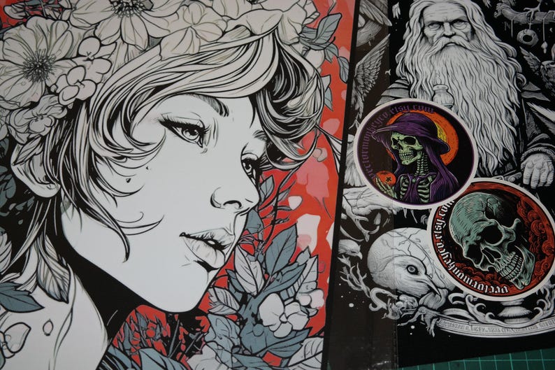 K&ouml;nnte beinhalten: Schwarz-Wei&szlig;-Illustration einer Frau mit Blumenschmuck und einem rot-grauen floralen Hintergrund. Zwei runde Aufkleber mit Totenkopfmotiven, einer mit einem Skelett mit lila Hut, sind ebenfalls zu sehen.