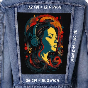 Könnte beinhalten: Eine schwarze Jeansjacke mit einem bunten Patch, der eine Frau mit Kopfhörern zeigt. Der Patch ist 36 cm hoch und 26 cm breit. Der Text auf der Jacke lautet "32 CM = 12.6 INCH", "36 CM = 14.2 INCH" und "26 CM = 10.2 INCH".