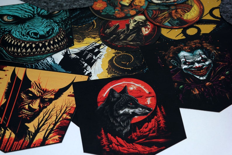 Op de afbeelding: Een witte keramische mok met een zwart handvat en de tekst "But first, coffee" in handschriftstijl. De mok staat op een wit oppervlak. De mok is ongeveer 10 cm hoog.