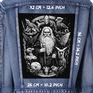 Puede incluir: Una chaqueta vaquera negra con un gran parche gráfico en blanco y negro en la espalda. El parche presenta a un hombre barbudo con un bastón, rodeado de pájaros y otras criaturas. El texto "32 CM = 12.6 INCH", "36 CM = 14.2 INCH" y "26 CM = 10.2 INCH" está impreso en la chaqueta.