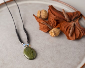 Macramé Necklace Jade, hand knit boho necklace with natural stones