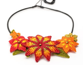 Collier de fleurs de macramé noué