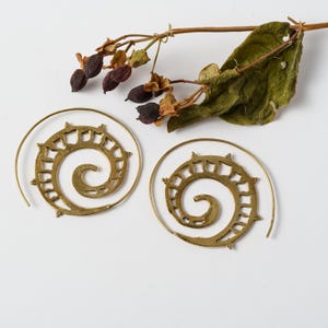 Pendientes tribu pendientes de latón pendientes dorados etno espiral