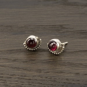 Silverörhängen med granat - Handgjorda örhängen i 925 sterlingsilver, minimalistiska smycken med naturliga ädelstenar