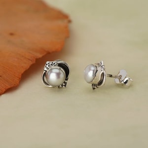 Silverörhängen med pärla - Handgjorda örhängen i 925 sterlingsilver, minimalistiska smycken med naturliga ädelstenar