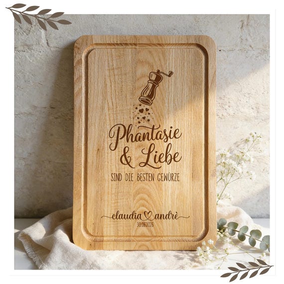 Personalisiertes Schneidebrett aus Kern Esche mit Gravur – Phantasie & Liebe sind die besten Gewürze – Geschenk Hochzeit, Einzug