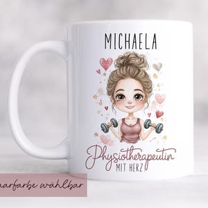 Könnte beinhalten: Weiße Keramik-Tasse mit einer Cartoon-Illustration einer Frau, die Gewichte hebt. Die Tasse trägt oben den Namen "MICHAELA" und darunter die Worte "Physiotherapeutin MIT HERZ". Rosa Herzen und Sterne verzieren das Design.