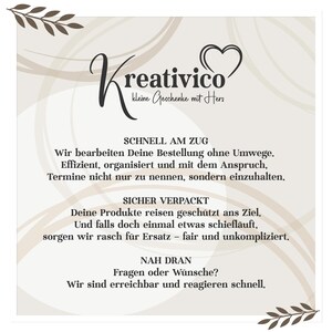 Op de afbeelding: Een cr&egrave;mekleurige kaart met de tekst "Kreativico kleine Geschenke mit Herz" in een decoratief lettertype. De kaart bevat ook Duitse tekst, met zinnen als "SCHNELL AM ZUG" en "SICHER VERPACKT", en decoratieve bladaccenten.