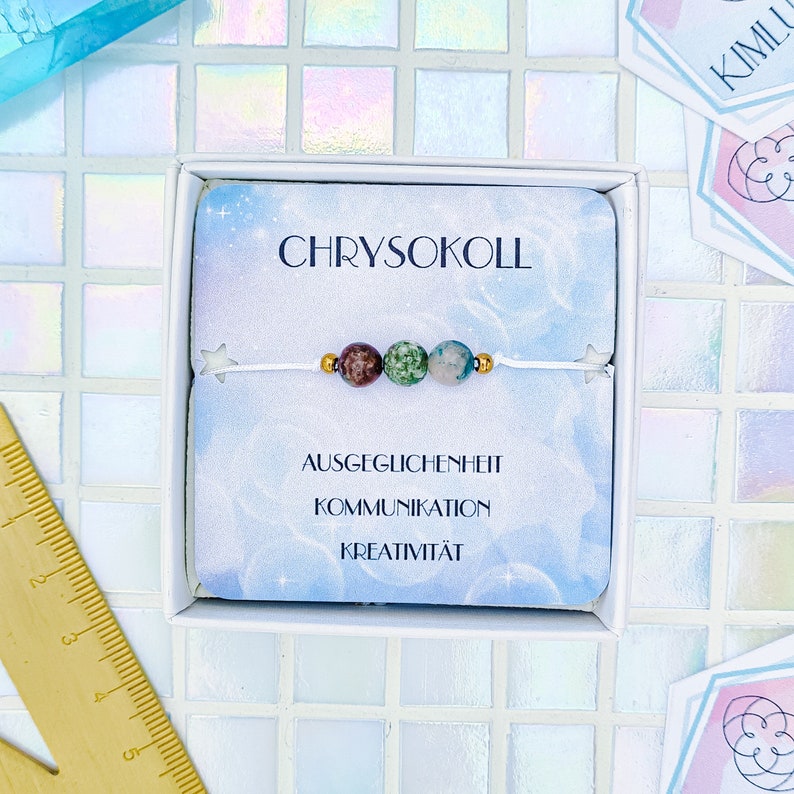 3 Chrysokoll Perlen in 6mm auf weißem Makramee Band