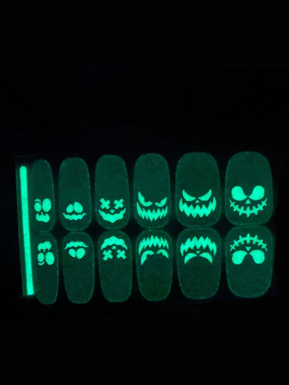 20 Halloween Nail Ideas With Ghosts, Bats and Spooky Details 12 Glowing Jack-o’-Lantern Wraps