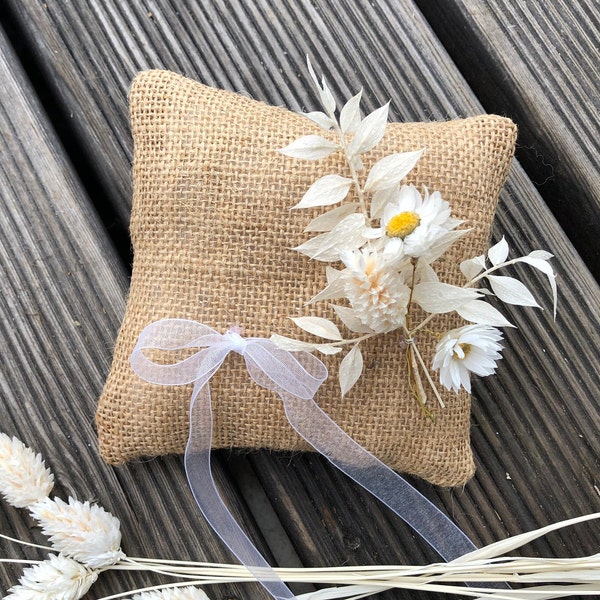 Vintage Ringkissen aus Jute mit Trockenblumen-Anstecker // Ruscus // Boho-Hochzeit