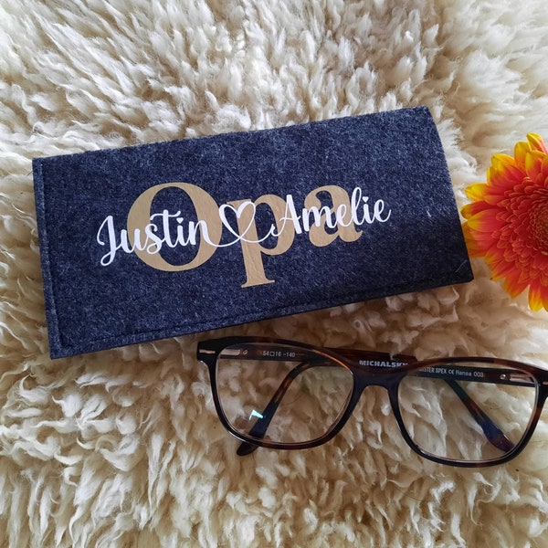 Brillengarage Brille Brillenetui aus Filz mit Namen, personalisiert Mitbringsel, Geschenkidee, Oma Opa Mama  Papa