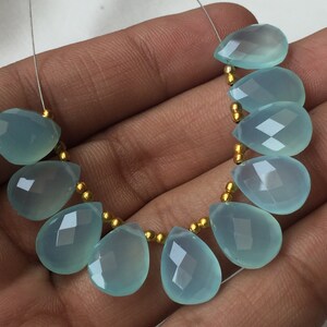 Könnte beinhalten: Eine Strähne aus hellblauen Edelsteinperlen mit goldenen Abstandshaltern. Die Perlen sind facettiert und haben eine Tropfenform.