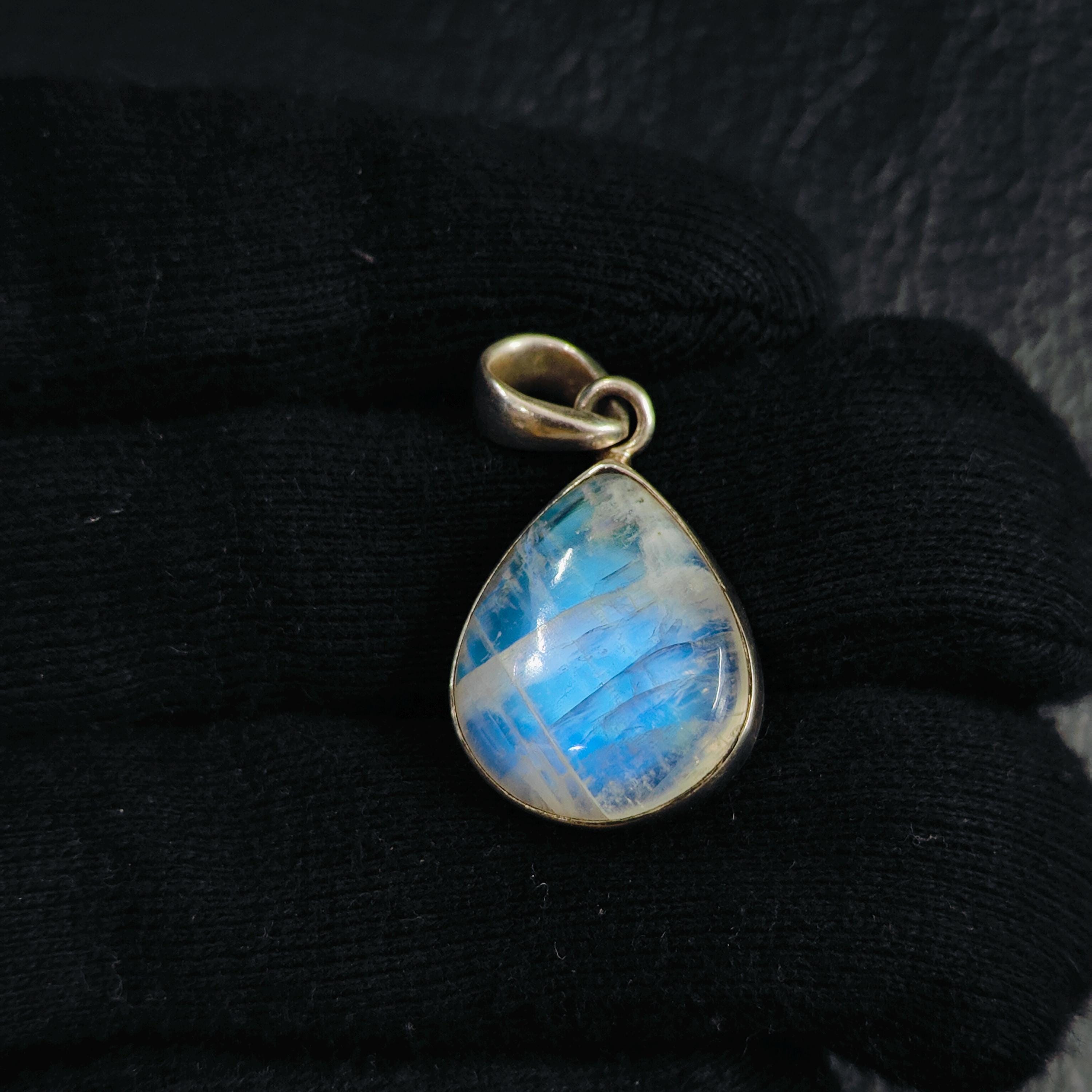 Pendentif en argent sterling 925, pierre de lune arc-en-ciel bleu feu, pierre de lune éblouissante, taille du pendentif 26 x 17 x 6 mm, poids 5 g, cadeau pour elle