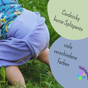May include: A child wearing a blue and white patterned top and lavender corduroy split pants. The pants have a ribbed texture and a comfortable fit. Text on the image says "Cordnicky kurze Splitpants" and "viele verschiedene Farben".
