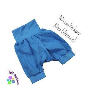 May include: Blue baby pants with a gathered waist and cuffs. The pants are made of a soft, textured fabric. Text on the image reads "Musselin kurz blau (dünner)" and a logo with the text "Teilchenzoo".
