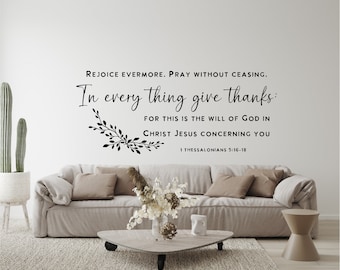 Pode incluir: Um adesivo de parede com um design floral preto e o texto "Regozijai-vos sempre. Orai sem cessar. Dai graças em tudo, porque esta é a vontade de Deus para vós em Cristo Jesus. 1 Tessalonicenses 5:16-18"