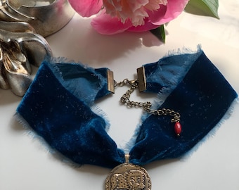 Ukrainische Choker, ethnische Anhänger Halskette, Dukach Löwe, Ostergeschenk, Blaues lila Samthalsband, Volksschmuck