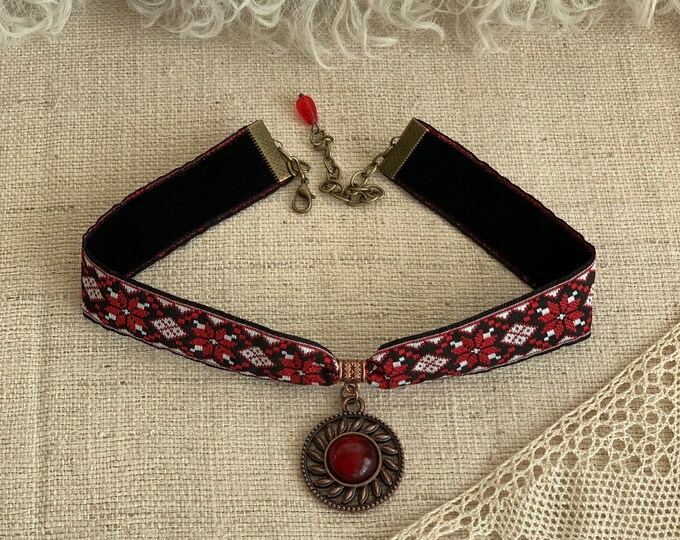Banware red hand embroidered choker