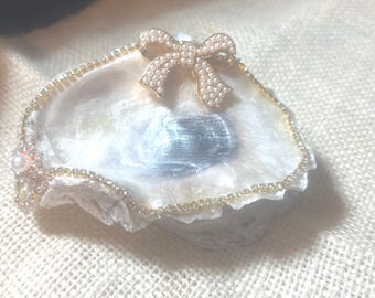Vide-poches fait main en forme de coquille d'huître | Garniture en strass, noeud de perles, décor côtier