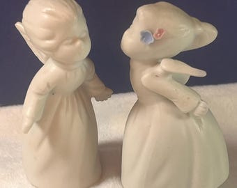 Paire de figurines vintage d'anges chérubins blancs s'embrassant, anges en porcelaine avec ailes et fleurs, décoration religieuse milieu du siècle, anges de Noël