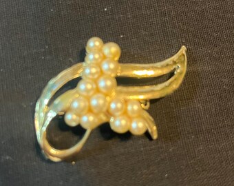 Vintage Faux Pearl Ribbon Brooch | Gold Tone Mid Century Pin