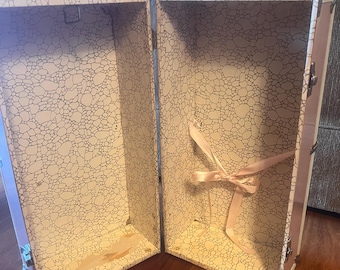 Coffre de poupée vintage en métal rose des années 1950, armoire de poupée style milieu du siècle, motif agneau, valise de poupée rose et blanche, décoration de chambre d'enfant