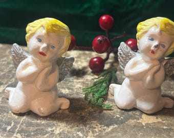 Paire de mini figurines vintage angelots - putti en métal coulé - peints à la main, ailes argentées - lourds - 1,5" de haut - décoration de Noël