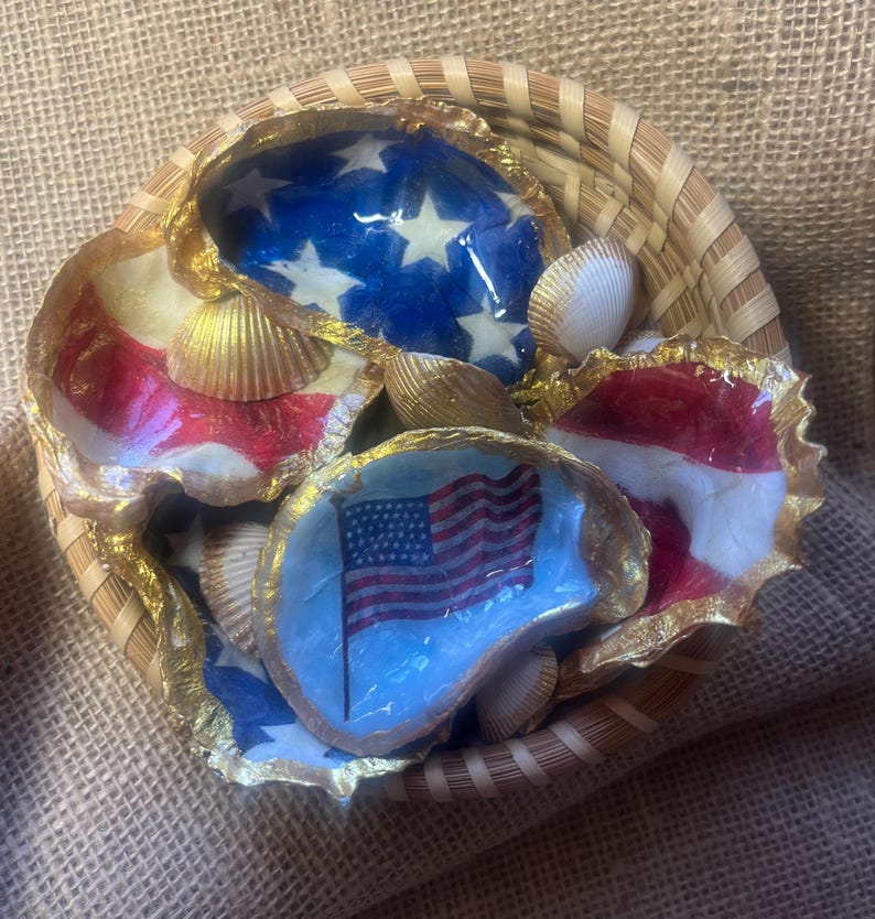 Decoración artesanal patriótica de conchas de ostra, adornos para cuencos con la bandera estadounidense y borde dorado. imagen 7