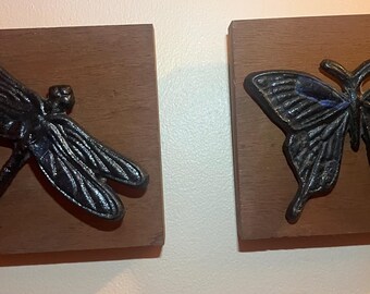 Plaques murales papillon et libellule en fonte, décoration insectes montée à la main, art mural rustique pour jardin, décoration nature, lot de 2