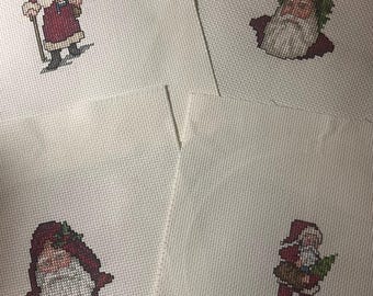 Ensemble de 4 Pères Noël vintage à broder au point de croix, Pères Noël brodés à la main, broderie de Noël vintage, fournitures de loisirs créatifs de Noël, décorations de Père Noël