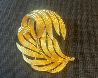Vintage Signed USNER Gold Tone Abstract Leaf Swirl Brooch – Mid Century Modern Statement Pin