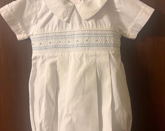 Grenouillère vintage Smallwoods Baby Bubble 18 mois, blanche et bleue, col Claudine smocké, fabriquée aux États-Unis, pour baptême