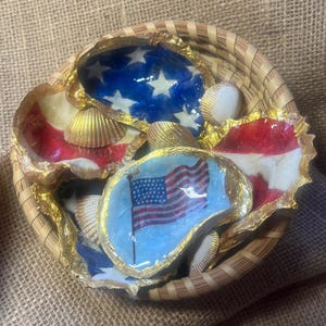 Decoración artesanal patriótica de conchas de ostra, adornos para cuencos con la bandera estadounidense y borde dorado. imagen 8