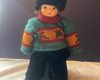 Poupée vintage de 23 cm au visage en porcelaine, tenue d'hiver d'art populaire, poupée en tissu de collection (années 1980-1990)