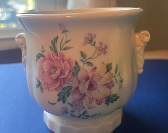 Jardinera floral vintage Royal Copley, maceta de cerámica de 10 cm con doble asa, flores rosas y amarillas, decoración rústica de mediados de siglo.
