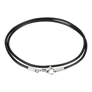 Könnte beinhalten: Eine schwarze Lederkordelkette mit einem silbernen Verschluss.