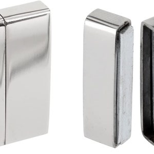 Op de afbeelding: Twee zilveren magnetische sluitingen voor het maken van sieraden. Elke sluiting bestaat uit twee delen die magnetisch aan elkaar worden bevestigd.