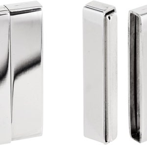 Op de afbeelding: Twee zilveren magnetische sluitingen voor het maken van sieraden. Elke sluiting bestaat uit twee delen die in elkaar klikken.
