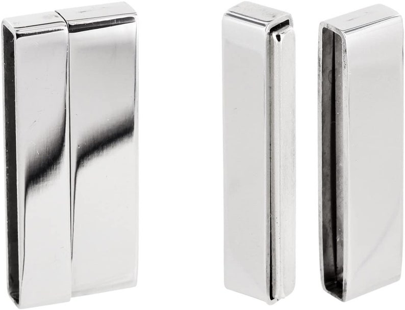 Op de afbeelding: Twee zilveren magnetische sluitingen voor het maken van sieraden. Elke sluiting bestaat uit twee delen die in elkaar klikken.