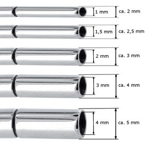 Op de afbeelding: Vijf zilveren metalen buizen met verschillende lengtes en diameters. De buizen zijn gelabeld met hun binnendiameter in millimeters, variërend van 1 mm tot 4 mm, en hun geschatte buitendiameter in millimeters, variërend van 2 mm tot 5 mm.
