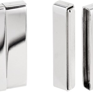 Op de afbeelding: Twee zilveren magnetische sluitingen voor het maken van sieraden. Elke sluiting bestaat uit twee delen die in elkaar klikken.