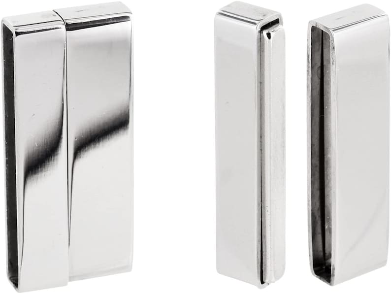 Op de afbeelding: Twee zilveren magnetische sluitingen voor het maken van sieraden. Elke sluiting bestaat uit twee delen die in elkaar klikken.
