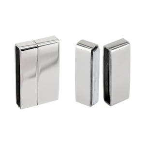 Op de afbeelding: Twee zilveren magnetische sluitingen voor het maken van sieraden. De sluitingen zijn rechthoekig en hebben een gladde, gepolijste afwerking.